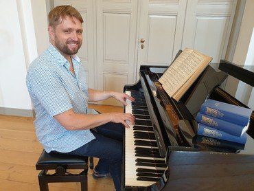 Organist Rune Skov Thomassen ved flyglet til SYNG MED